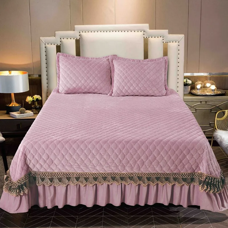 Set 3 Piese Cuvertura Matlasta din Catifea + 2 Fete de Perna 50x70 cm - Roz Pudra cu Broderie Maro - CVCTF0100