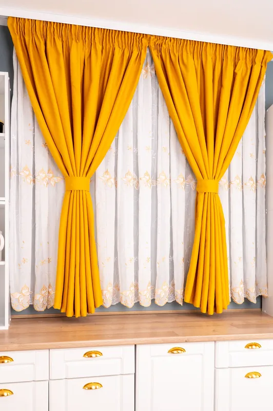 Set Bucatarie Abby - Perdea de Bucatarie - Zborul Fluturilor Auriu cu Alb si Draperie Blackout Cappuccino Gold