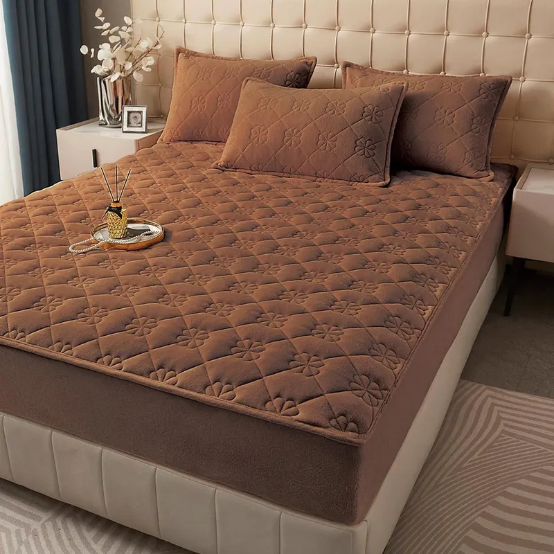 ConfortSoft - Husa de Pat Premium din Catifea Matlasata 140x200 + 2 Fete Perna - Maro - CECTF_M032