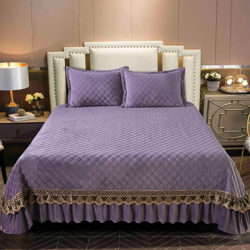 Set 3 Piese Cuvertura Matlasta din Catifea + 2 Fete de Perna 50x70 cm - Mov cu Broderie Maro - CVCTF0110