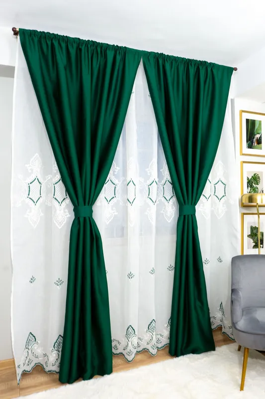 Set Constance - Perdea din In Model Frunze Alb si Verde PERDA526_300x245_E1_02_ATL si Draperii Blackout Verde Smarald - BOTD004_145X245_C1_21_ATL cu Rejansa Set_ATL