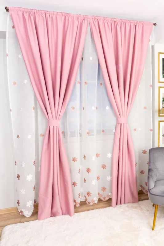 Set Britney - Perdea din In cu Floricele Roz Pudra - PERD0104B_300X245_D4_14_ATL si 2 Draperii Blackout Roz Drajeu - BOTD049_100X245_C3_15_ATL cu Rejansa Set_ATL