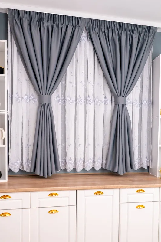 Set Bucatarie Paola - Perdea de Bucatarie - Zborul Fluturilor Argintii si Draperie Blackout Gri Metalic