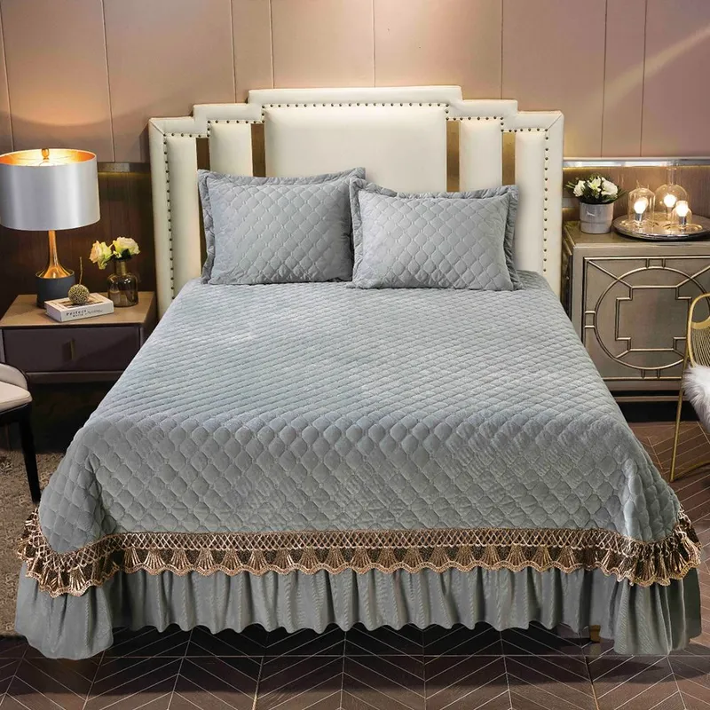 Set 3 Piese Cuvertura Matlasta din Catifea + 2 Fete de Perna 50x70 cm - Gri Deschis cu Broderie Maro - CVCTF0107