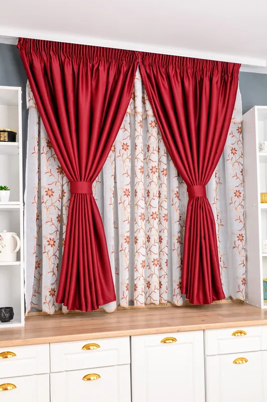 Set Bucatarie Cracovia - Perdea de Bucatarie cu Volanas Flori de Catifea Grena si Draperie Blackout Visiniu Intens