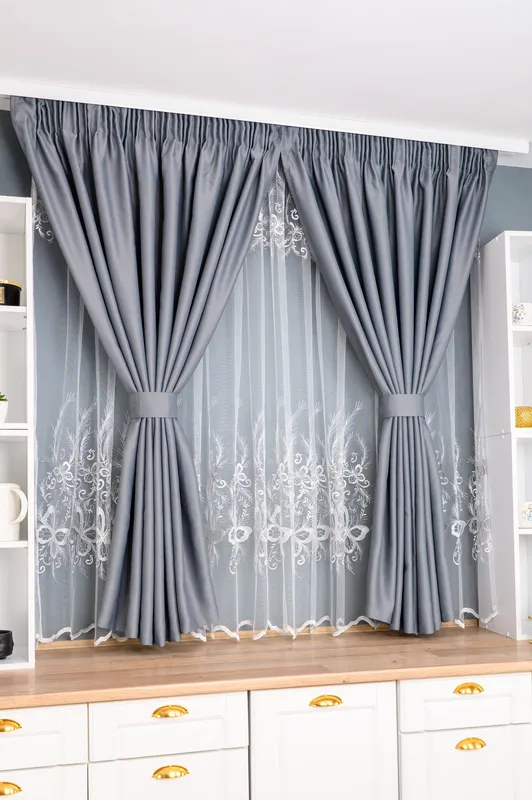 Set Bucatarie Amadora - Perdea de Bucatarie Sofia cu Fluturi Gri - si Draperie Blackout Gri Metalic