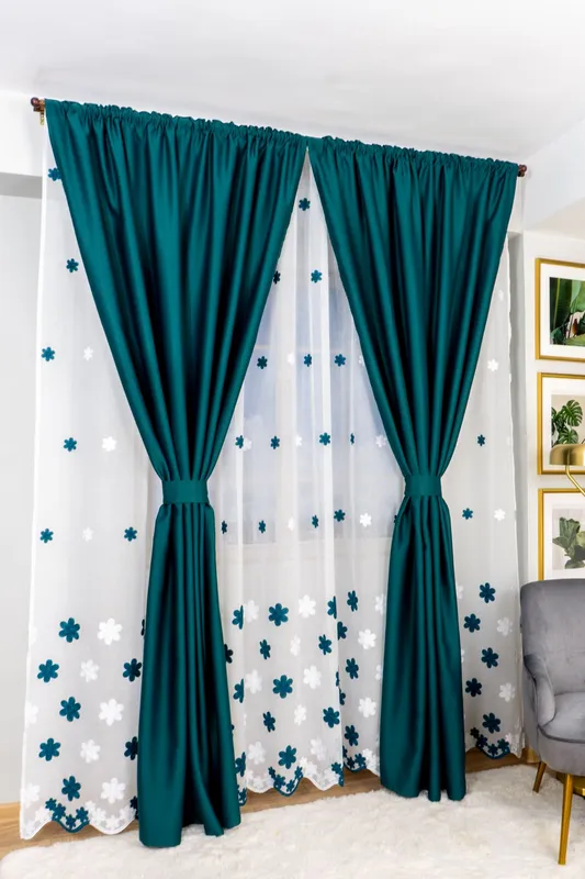 Set TaiPei - Perdea din In cu Floricele Turcoaz Verde Forest PERD0148_300X245_D4_02_ATL si Draperii Blackout Verde Forest - BOTD046A_145x245_C3_07_ATL cu Rejansa Set_ATL