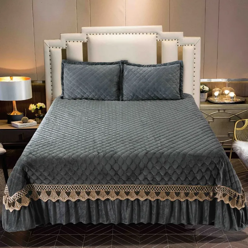 Set 3 Piese Cuvertura Matlasta din Catifea + 2 Fete de Perna 50x70 cm - Gri Inchis cu Broderie Maro - CVCTF0101