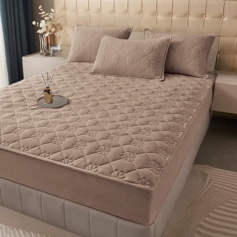 ConfortSoft - Husa de Pat Premium din Catifea Matlasata 180x200 + 2 Fete Perna - Maro Deschis - CECTF_M088