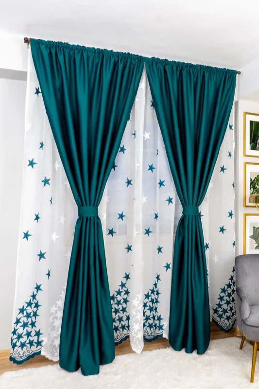 Set Jakarta - Perdea din In cu Stelute Turcoaz Verde PERD0147_300X245_E1_03_ATL si Draperii Blackout Verde Forest - BOTD046A_100x245_C3_01_ATL cu Rejansa Set_ATL