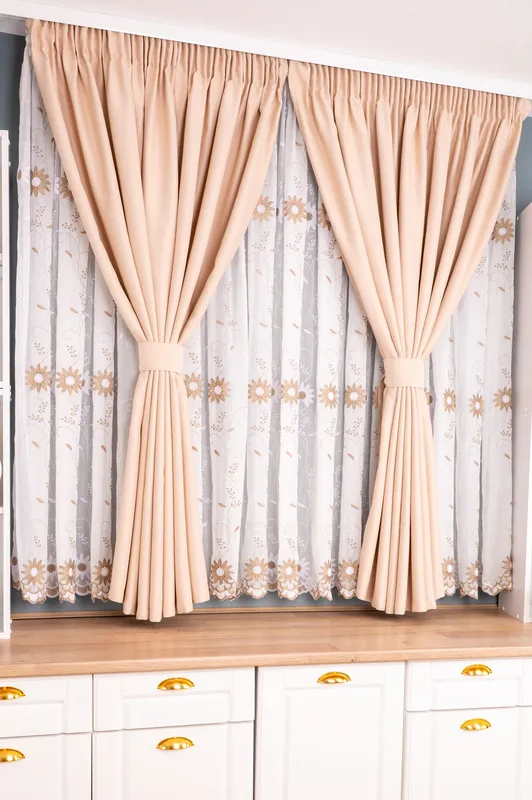 Set Bucatarie Thea - Perdea de Bucatarie - Floare de Colt Auriu cu Alb si Draperie Blackout Coffee