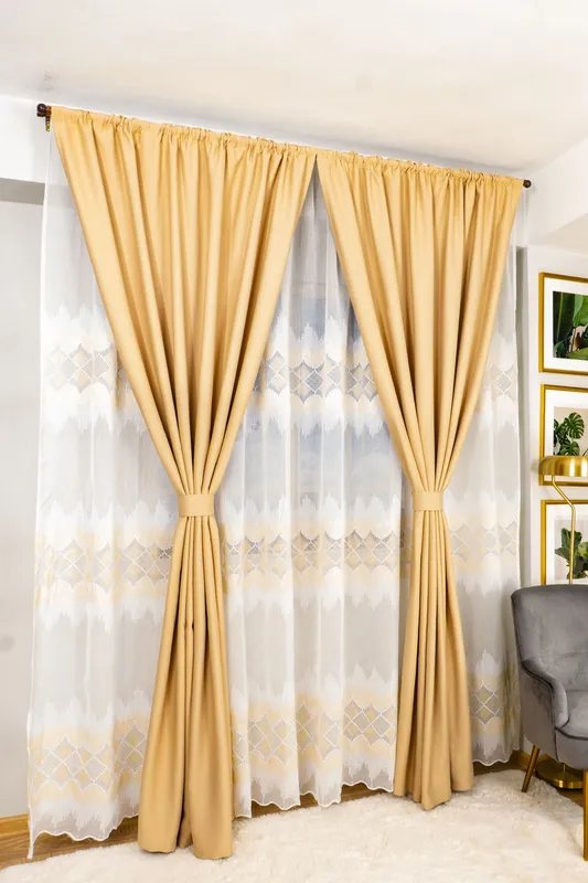 Set Sevilla - Perdea din In Echilibru Auriu cu Alb PERD065E_300X245_D1_14_ATL si Draperii Blackout - Coffee - BOTD002_100X245_C1_08_ATL cu Rejansa Set_ATL