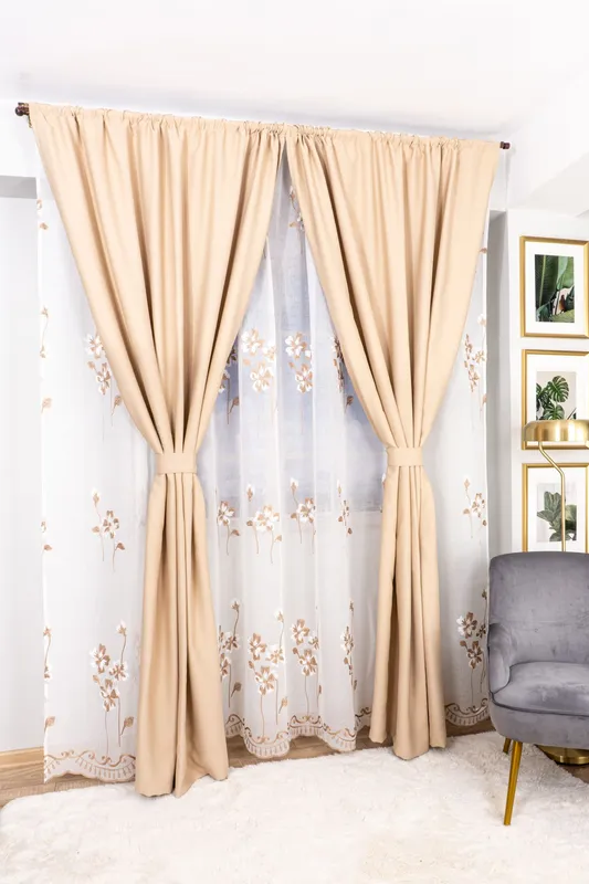 Set Alania - Perdea din In Dalia Cappuccino PERD158_300X245_D1_10_ATL si Draperii Blackout - Coffee - BOTD002_100X245_C1_08_ATL cu Rejansa Set_ATL