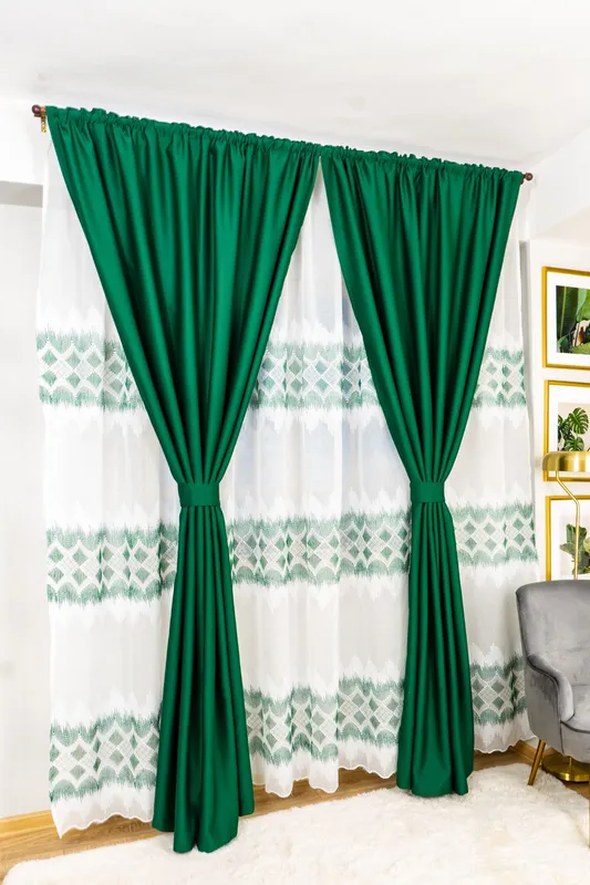 Set Pisa - Perdea din In Echilibru Verde cu Alb PERD070E_300X245_D1_18_ATL si Draperii Blackout Verde Smarald - BOTD004_100X245_C1_15_ATL cu Rejansa Set_ATL