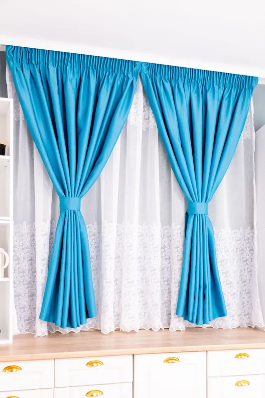 Set Bucatarie Codruta - Perdea de Bucatarie Zambet Alb si Draperie Blackout Turcoaz Elegant