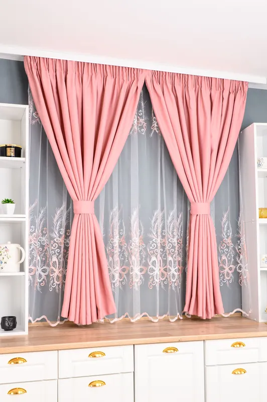 Set Bucatarie Cucuta - Perdea de Bucatarie Sofia cu Fluturi Roz si Draperie Blackout Roz Bridal