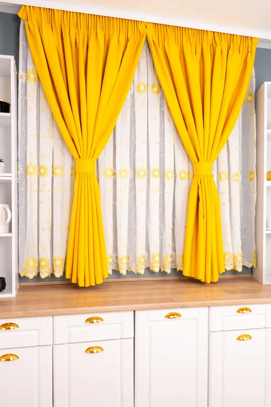 Set Bucatarie Ranya- Perdea de Bucatarie Floare de Colt Galben cu Alb si Draperie Blackout - Galben Royal
