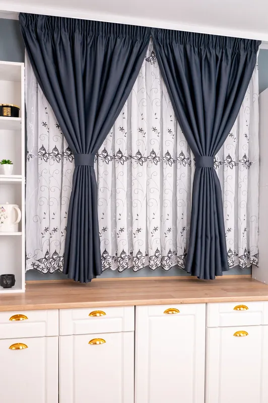 Set Bucatarie Jenny - Perdea de Bucatarie - Zborul Fluturilor Negru cu Alb si Draperie Blackout Gri Plumb Inchis