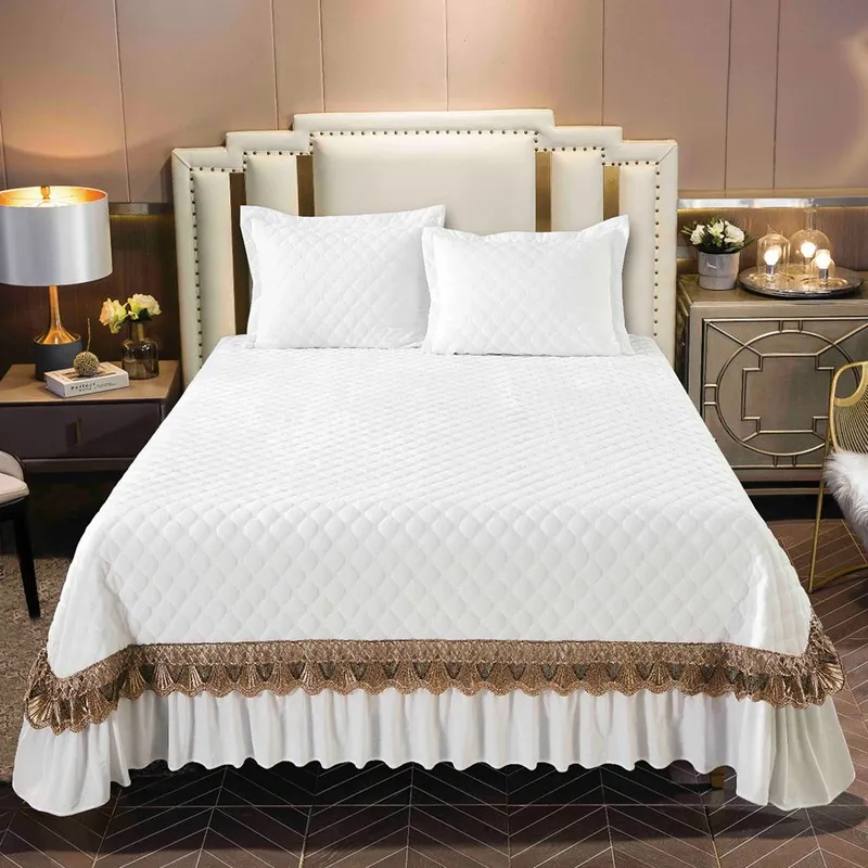 Set 3 Piese Cuvertura Matlasta din Catifea + 2 Fete de Perna 50x70 cm - Alba cu Broderie Maro - CVCTF0102