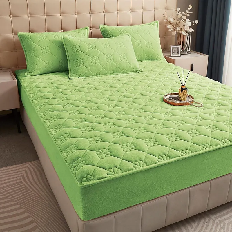 ConfortSoft - Husa de Pat Premium din Catifea Matlasata 180x200 + 2 Fete Perna - Verde Deschis - CECTF_M094