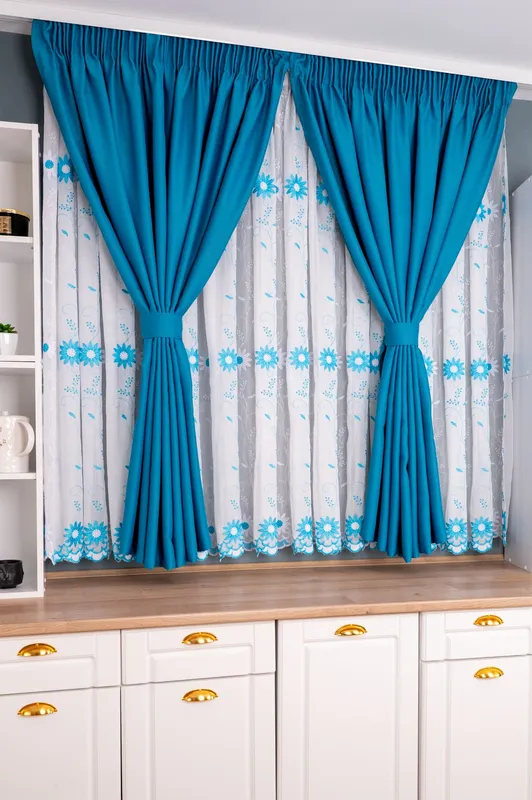 Set Bucatarie Crisa - Perdea de Bucatarie - Floare de Colț Turcoaz cu Alb si Draperie Blackout Turcoaz Elegant