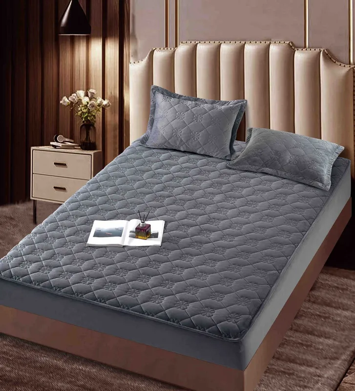 ConfortSoft - Husa de Pat Premium din Catifea Matlasata 180x200 + 2 Fete Perna - Gri Inchis - CECTF_M081