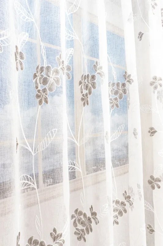 Set 2 Perdele din In Poveste cu Flori Gri cu Alb 100x245cm cu Rejansa - PERD062D_100x245_ATL