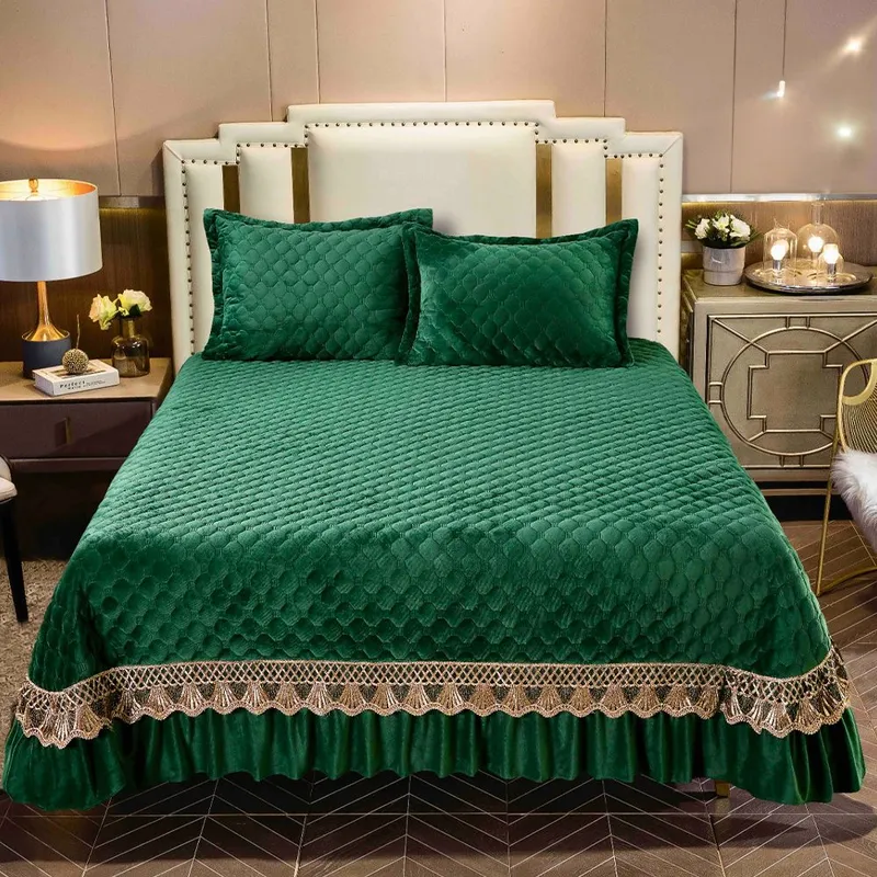 Set 3 Piese Cuvertura Matlasta din Catifea + 2 Fete de Perna 50x70 cm - Verde cu Broderie Maro - CVCTF0108
