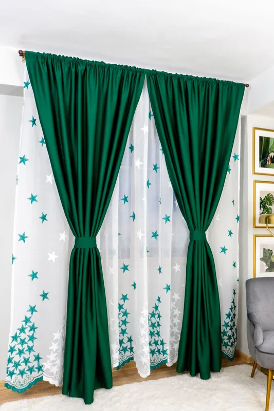 Set Izmir - Perdea din In cu Stelute Verde Menta PERD0146_300X245_D2_15_ATL si Draperii Blackout Verde Smarald - BOTD004_145X245_C1_21_ATL cu Rejansa Set_ATL