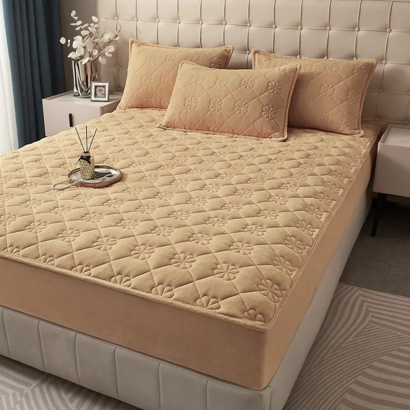 ConfortSoft - Husa de Pat Premium din Catifea Matlasata 180x200 + 2 Fete Perna - Bej Cald - CECTF_M090