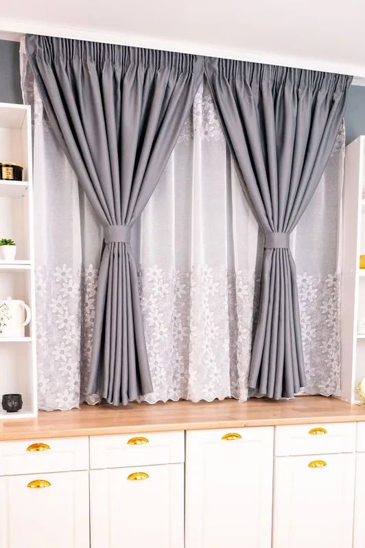 Set Bucatarie Ramya - Perdea de Bucatarie Zambet Gri si Draperie Blackout Gri Metalic