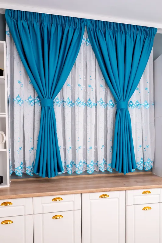 Set Bucatarie Catrina - Perdea de Bucatarie - Zborul Fluturilor Turcoaz cu Alb si Draperie Blackout Turcoaz Elegant