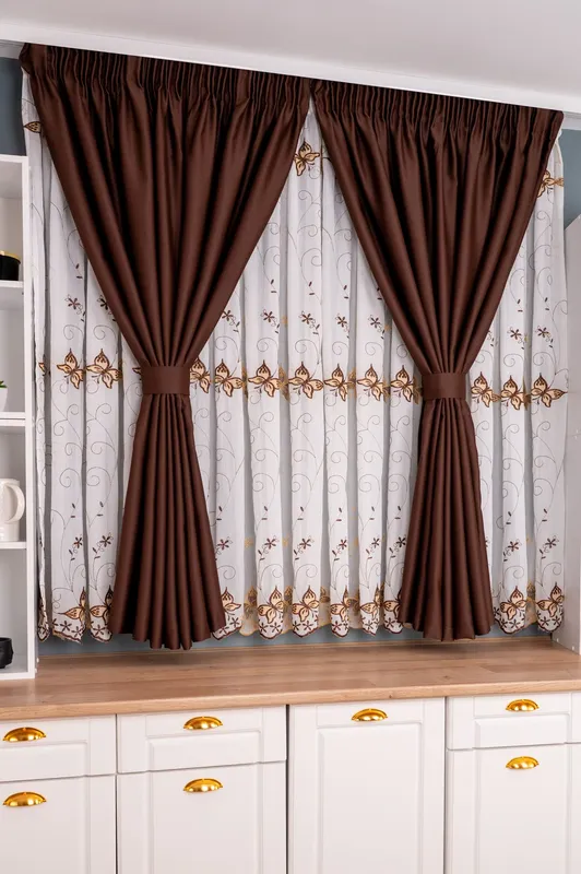 Set Bucatarie Leticia - Perdea de Bucatarie Zborul Fluturilor Maro cu Auriu si Draperie Blackout Maro Elegant