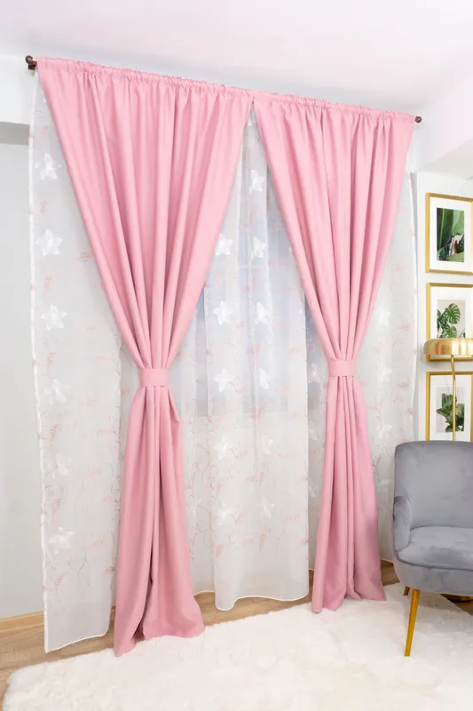 Set Amara - Perdea WallFlowers Roz - PERD092A_300x245_ATL si 2 Draperii Blackout Roz Drajeu - BOTD049_100X245_C3_15_ATL cu Rejansa Set_ATL