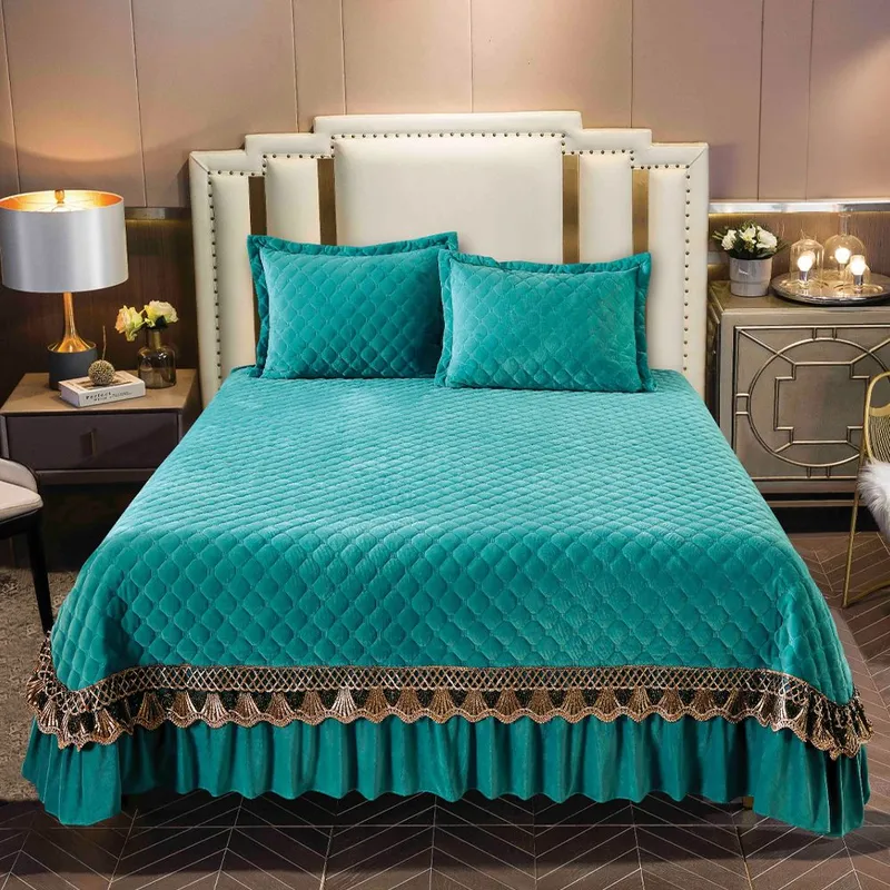 Set 3 Piese Cuvertura Matlasta din Catifea + 2 Fete de Perna 50x70 cm - Turquaz cu Broderie Maro - CVCTF0106