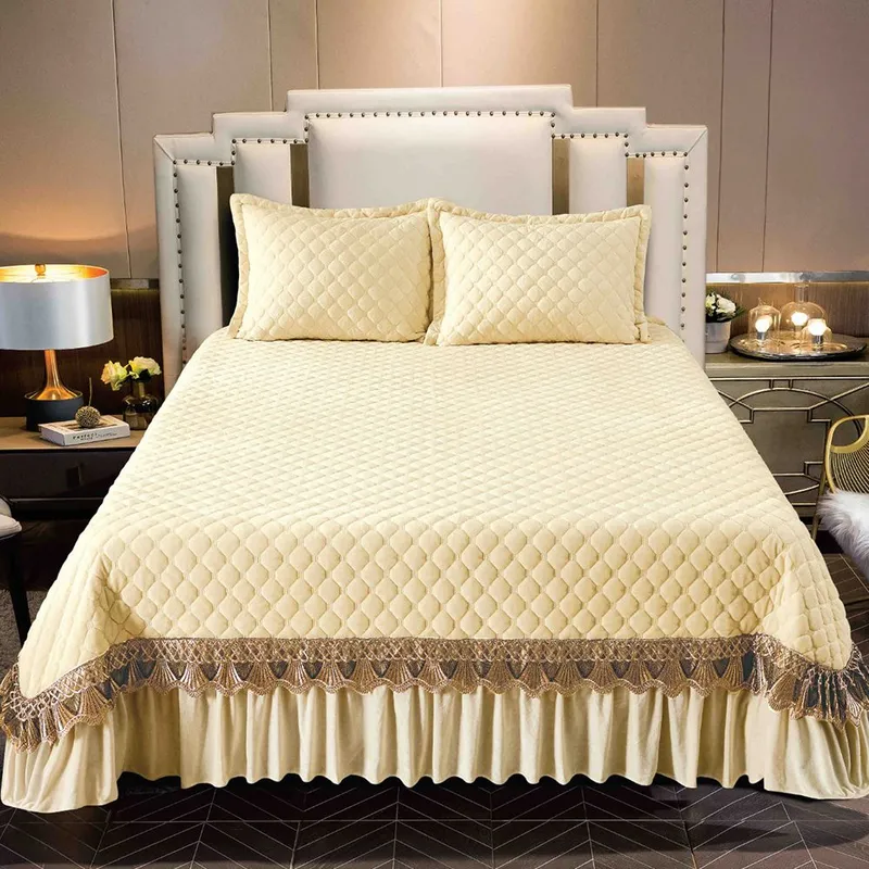 Set 3 Piese Cuvertura Matlasta din Catifea + 2 Fete de Perna 50x70 cm - Crem cu Broderie Maro - CVCTF0109