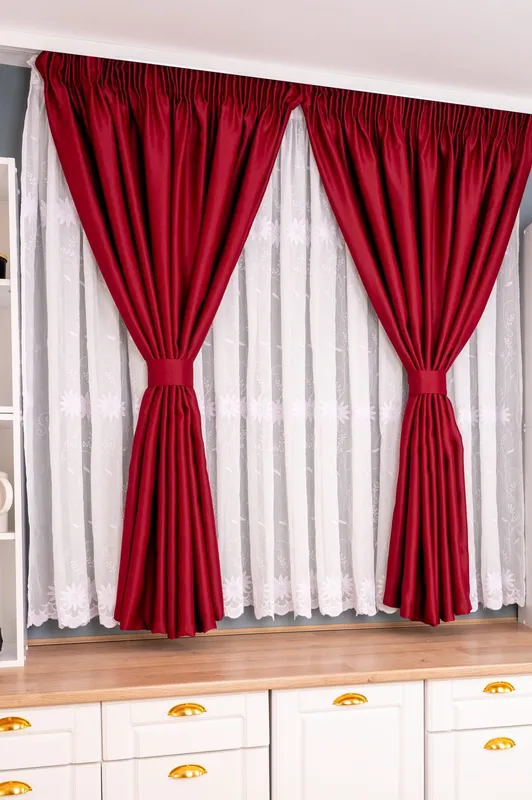 Set Bucatarie Mabel - Perdea de Bucatarie - Floare de Colț Albă si Draperie Blackout Visiniu Intens