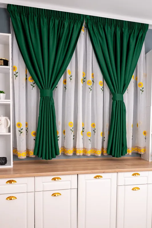 Set Bucatarie Pixie - Perdea de Bucatarie - Margarete Galbene si Draperie Blackout Verde Smarald