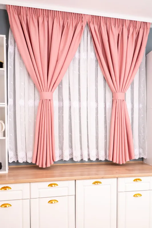 Set Bucatarie Evrica - Perdea de Bucatarie - Floare de Colț Albă si Draperie Blackout Roz Bridal