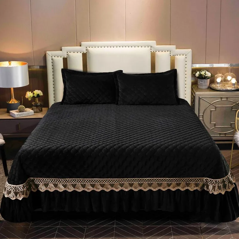 Set 3 Piese Cuvertura Matlasta din Catifea + 2 Fete de Perna 50x70 cm - Negru Uni cu Broderie Maro - CVCTF0111