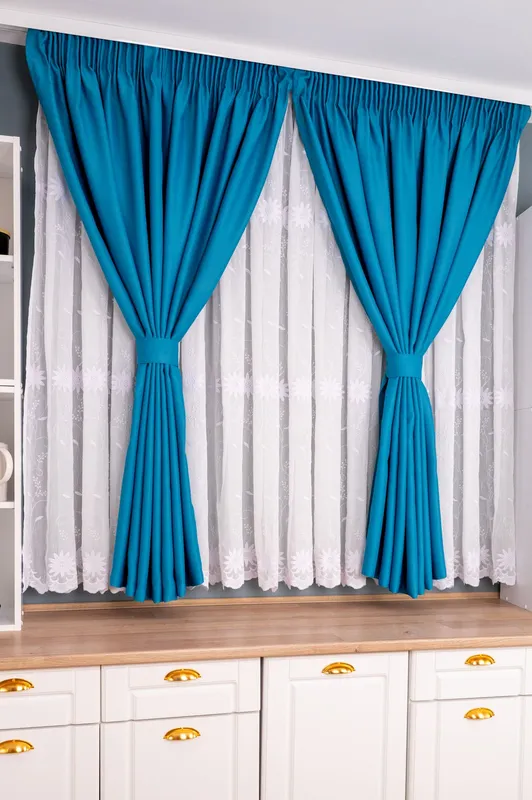 Set Bucatarie Mirna - Perdea de Bucatarie - Floare de Colț Albă si Draperie Blackout Turcoaz Elegant