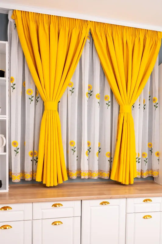 Set Bucatarie Adaline - Perdea de Bucatarie - Margarete Galbene si Draperie Blackout - Galben Royal