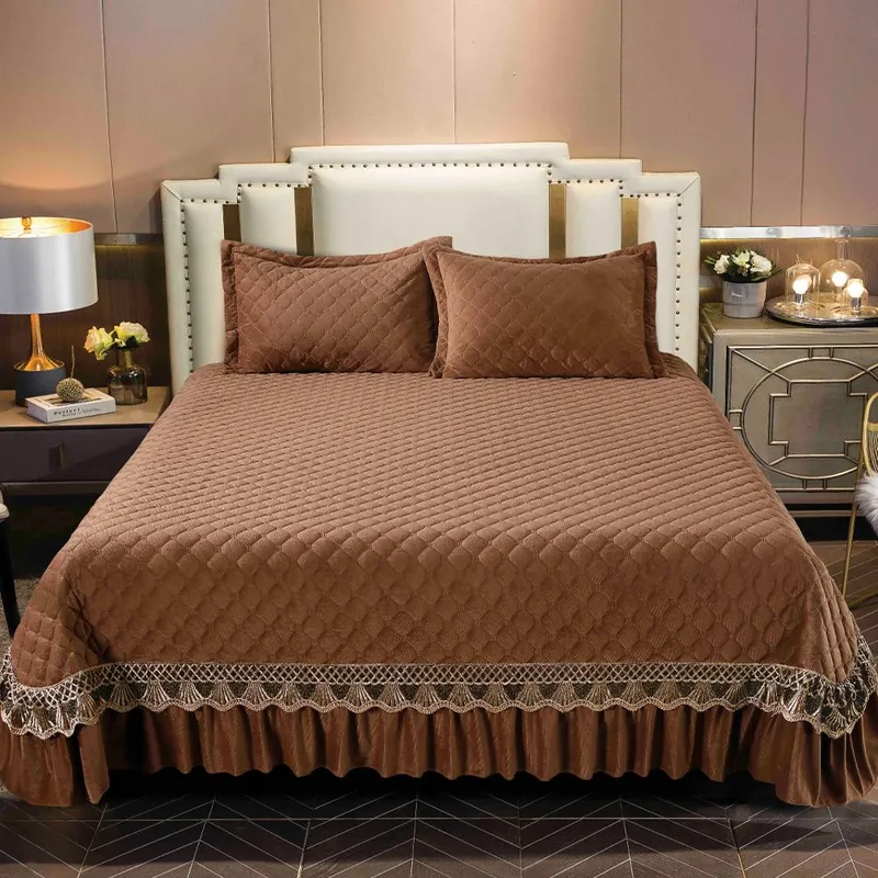 Set 3 Piese Cuvertura Matlasta din Catifea + 2 Fete de Perna 50x70 cm - Maro cu Broderie Maro - CVCTF0104