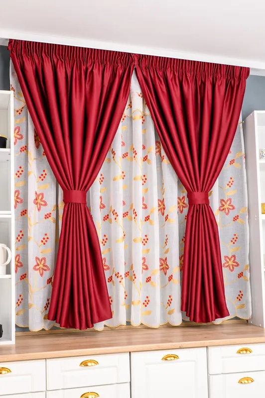 Set Bucatarie Mersin - Perdea de Bucatarie cu Volanas Flori de Gradina Visiniu cu Crem si Draperie Blackout Visiniu Intens