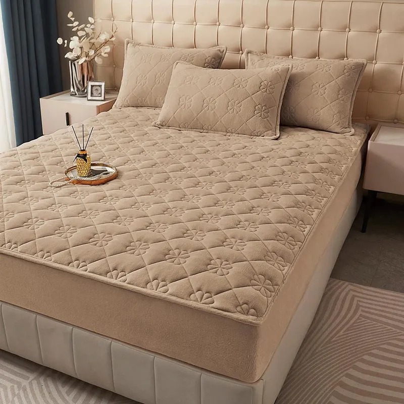 ConfortSoft - Husa de Pat Premium din Catifea Matlasata 180x200 + 2 Fete Perna - Cappuccino - CECTF_M083