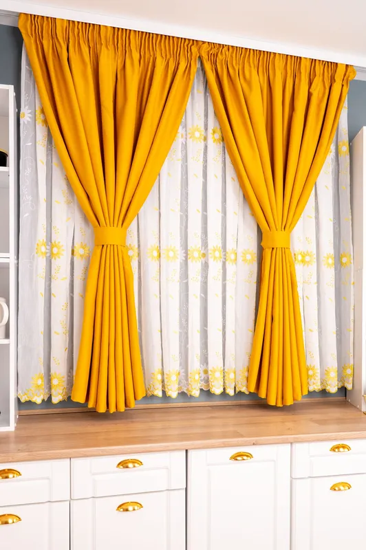 Set Bucatarie Lotus - Perdea de Bucatarie - Floare de Colt Galben cu Alb si Draperie Blackout Cappuccino Gold