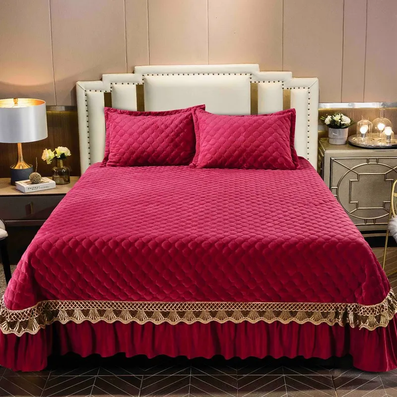Set 3 Piese Cuvertura Matlasta din Catifea + 2 Fete de Perna 50x70 cm - Rosu Bordo cu Broderie Maro - CVCTF0103