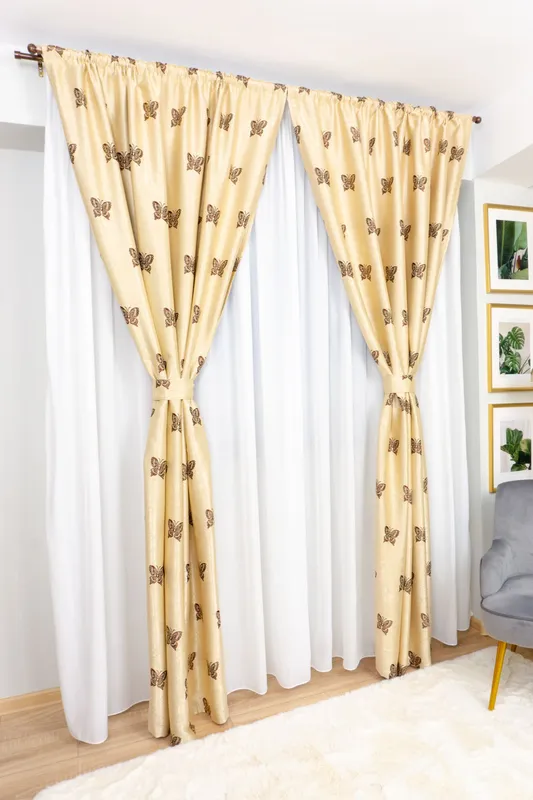 Set Zelda - Perdea Alba Voal PERD007_300x245_D1_20_ATL si Draperii Blackout Cappuccino cu Fluturasi - BOTD020_100X245_A1_01_ATL cu Rejansa Set_ATL