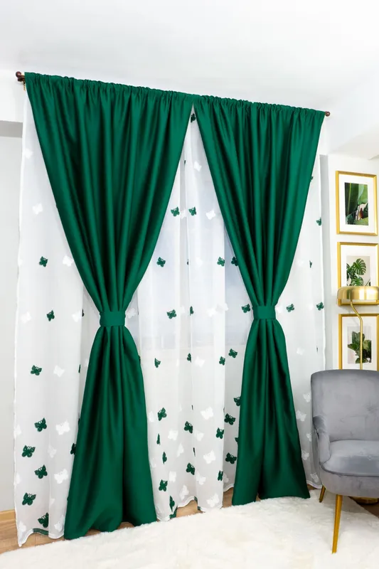 Set Sydney - Perdea din In cu Fluturi Verde Intens PERD0150_300X245_D2_17_ATL si Draperii Blackout Verde Smarald - BOTD004_100X245_C1_15_ATL cu Rejansa Set_ATL