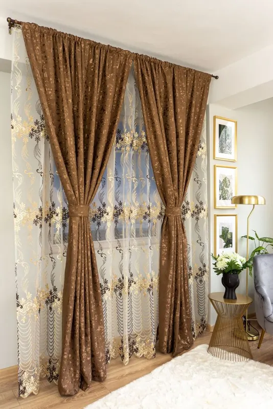 Set Tessa- Perdea cu Flori Maro si Crem Brodate  si Draperie Maro Inchis Striat